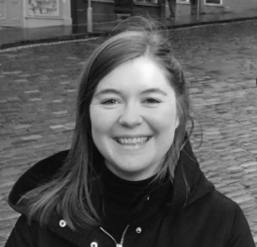 A person smiling for the camera

Description automatically generated with medium confidence